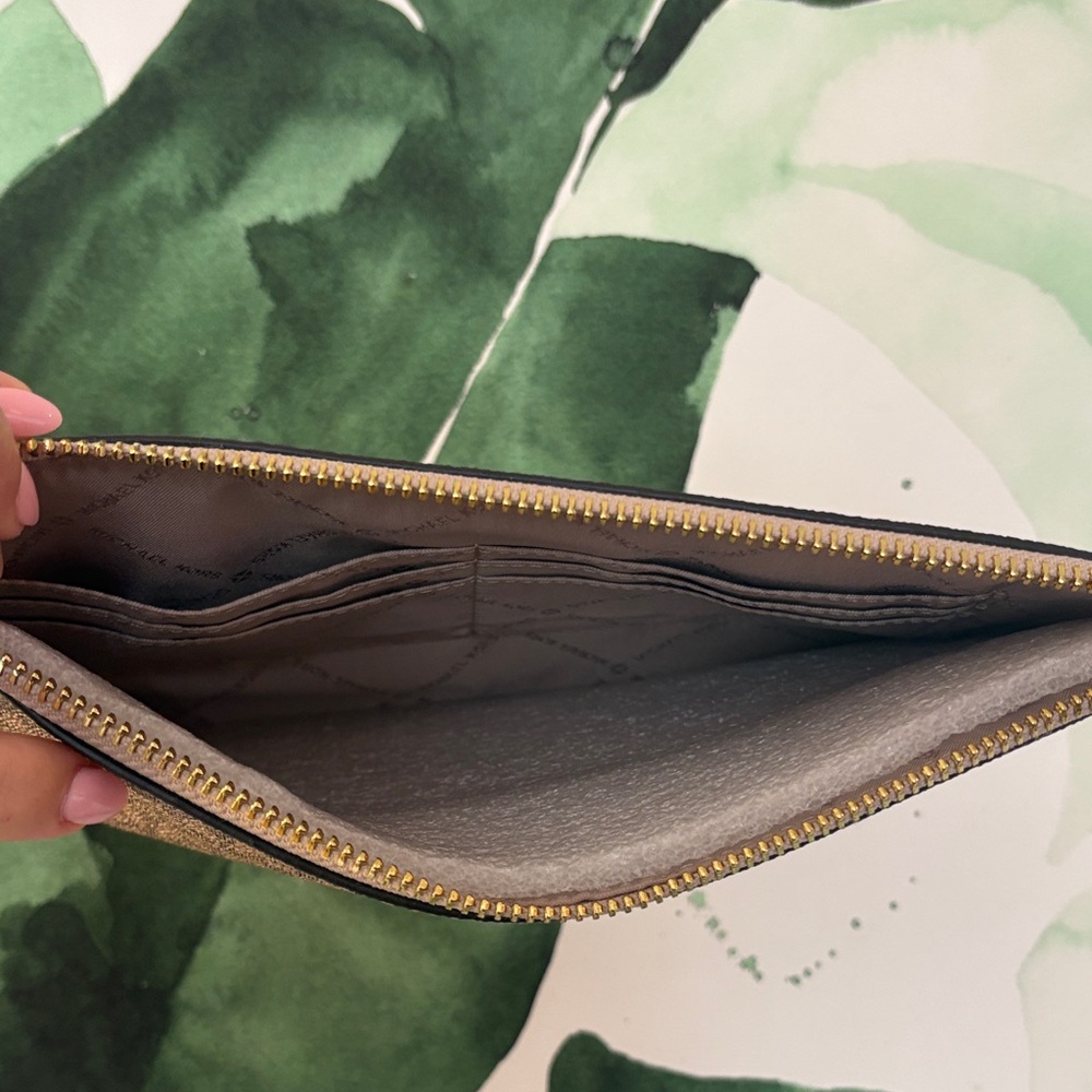 Michael Kors New Jet Set Charm Large Zip Clutch Wristlet.. $89 retail. - Picture 8 of 11